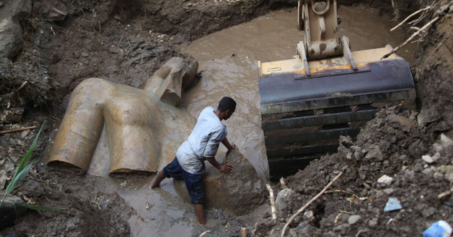 The true body of the Pharaoh statue 3,000 years has been excavated