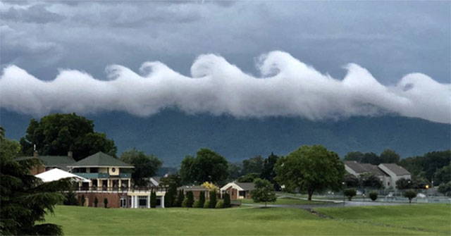 The 'tsunami' cloud rolls over the American sky