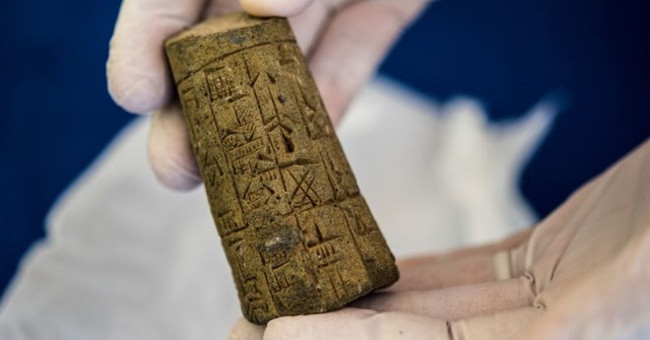 The United States gives Iraq thousands of artifacts dating back thousands of years