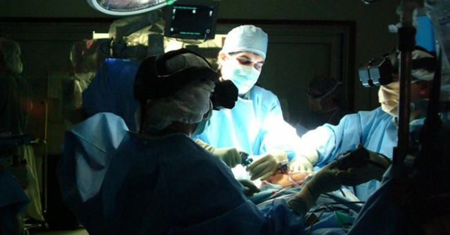 The US approves organ transplants from HIV-infected patients