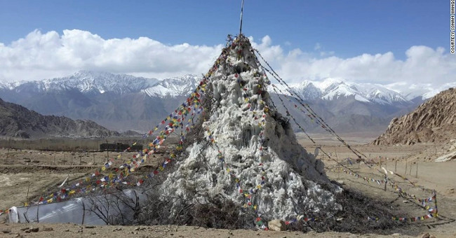 The way humans build 'giant ice towers' in the middle of the desert