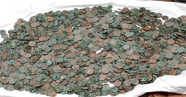 The winning man continued to dig a jar of coins