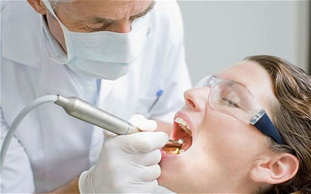 The woman suddenly said a foreign voice after pulling out her teeth