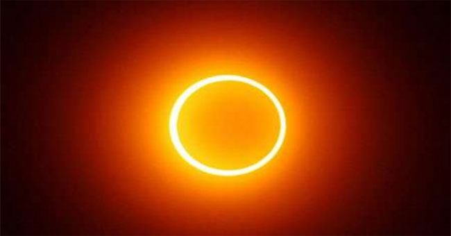 The world of eclipse eclipse glows with a circle of fire