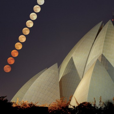 The world welcomes the last super moon of the year