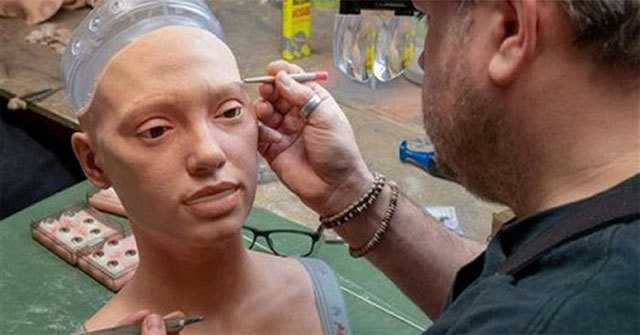 The world's first robot can look and paint people