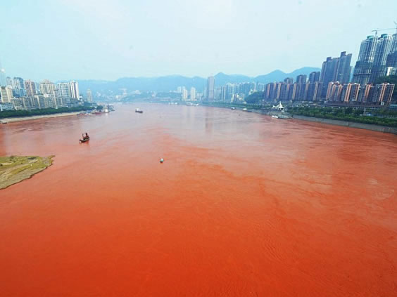 The Yangtze River water turns red