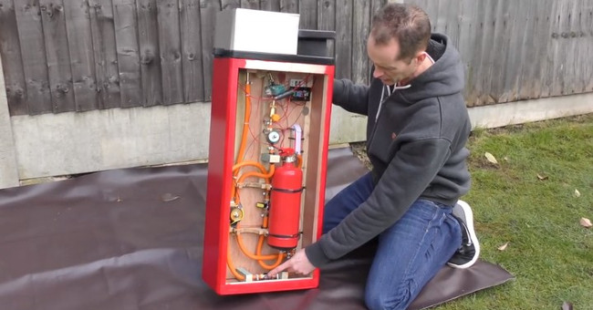 This is the largest lighter in the world, strong like a flamethrower