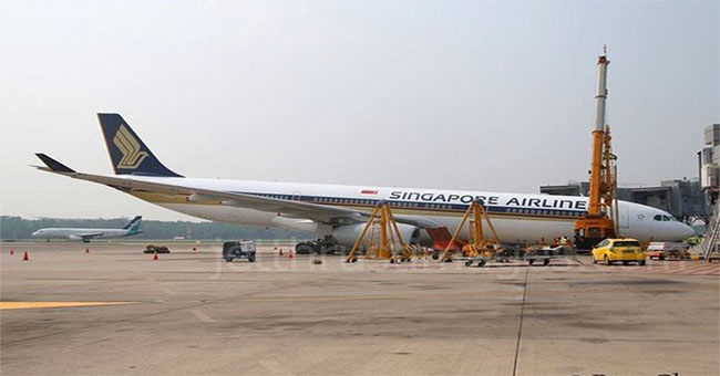 This is what happens if an airplane suddenly raises the gear when it starts to land