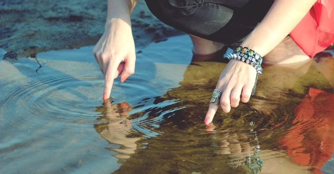 This is why you should stop wearing the bracelet on your left hand right away