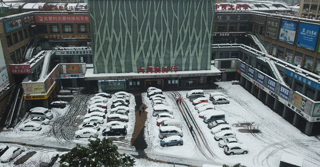 Thousands of cars in Changzhou are covered by snow for many days