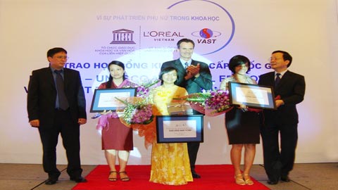 Three female scientists received a scholarship of VND 300 million