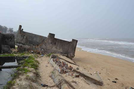 Thua Thien Hue coast is heavily landslide