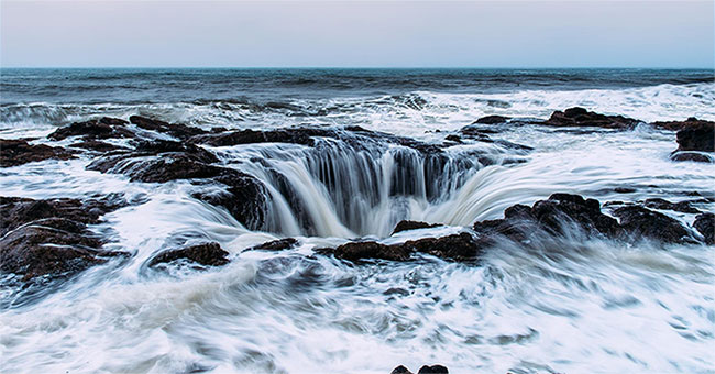 Thunder gods suck water in the sea