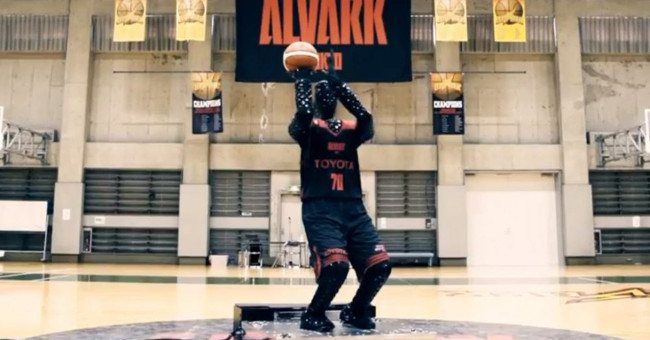 Toyota engineers create robots know how to throw the basketball hit