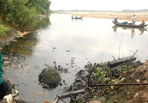 Tra Khuc River is dyed black by 14.5 tons of FO oil