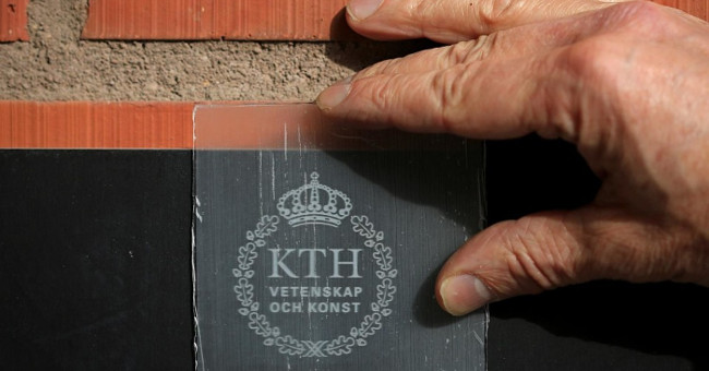 Transparent wood used as an energy battery