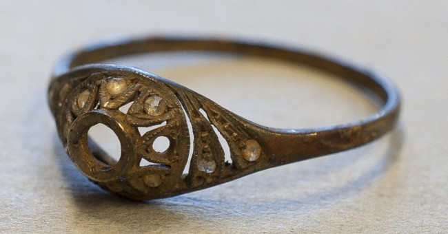 Treasure hidden at the bottom of the cup for more than 70 years