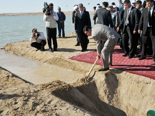 Turkmenistan built lakes in the desert