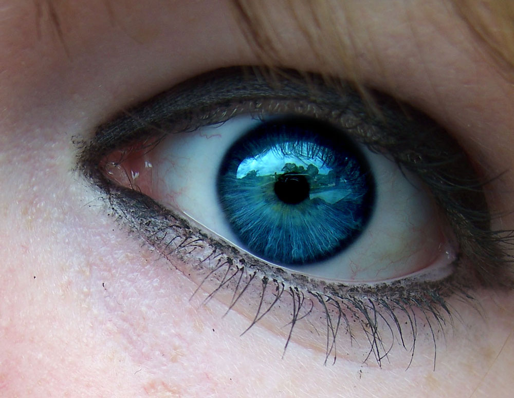Turns brown eyes into blue eyes for 20 seconds