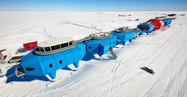 Two ice cracks threaten the Antarctic research station