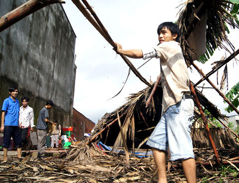 Two people died, thousands of houses were blown away by the storm
