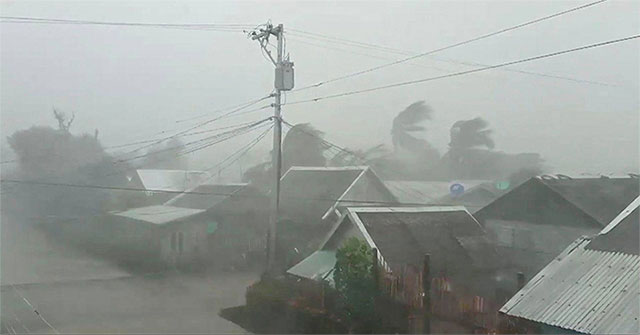 Typhoon Kammuri hit the Philippines during the night, at least 1 person died