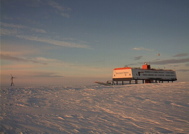 UFO suddenly appeared in Antarctica?