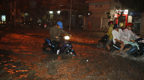 Unexpected rain at high tide: Many routes become rivers