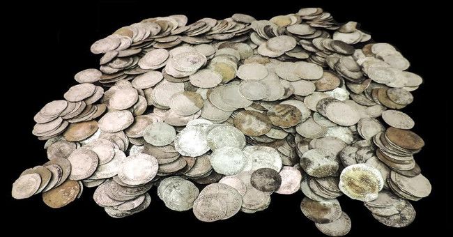 Unexpectedly dug the treasure of 1,000 ancient coins in the field