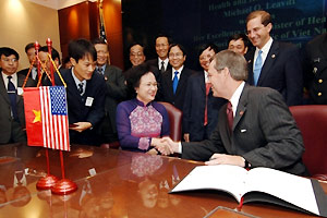 US supports Vietnam to prevent influenza, HIV