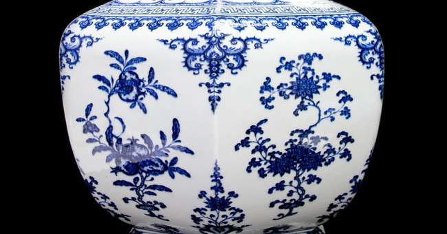 Use an antique flower vase of 860,000 USD to block objects for 36 years