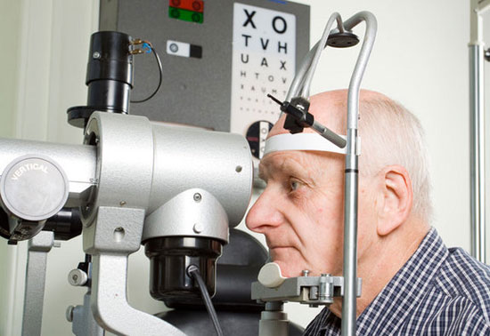 Use of cocaine is prone to blindness