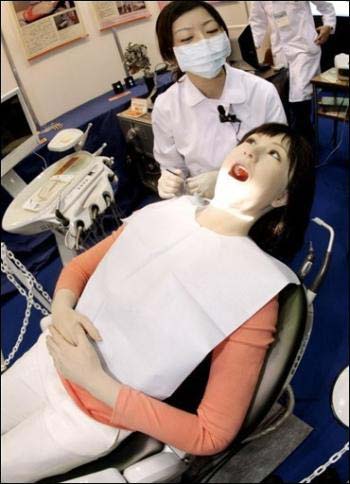 Use of robots in dental treatment
