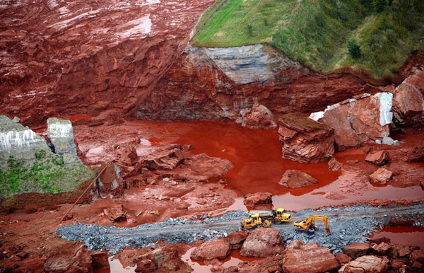 Use red mud to treat metal pollution in waste water