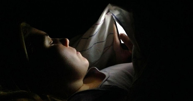 Using smartphones in the dark may cause temporary blindness