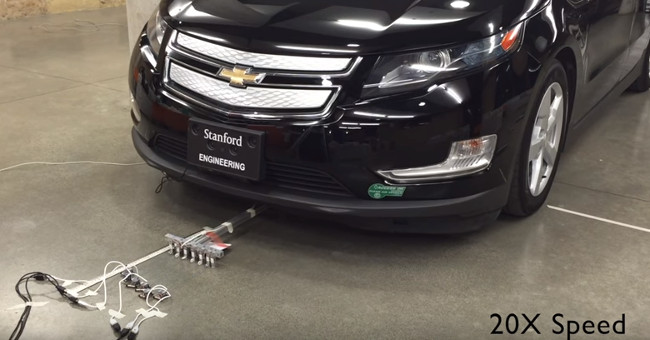 Video: 6 small robots pull a car weighing nearly 2 tons