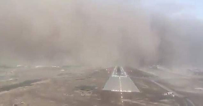 Video: A close-up of passenger aircraft landed in sandstorms