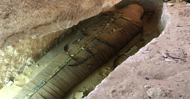 Video: A close-up of the coffin containing a 4,000-year-old mummy