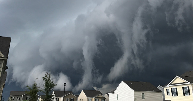 Video: A rolling cloud like a tsunami swallowing American town
