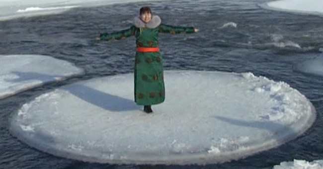 Video: A strange circular ice, spinning around the cold river in Inner Mongolia
