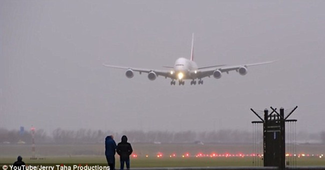 Video: A380 aircraft showcased horizontal landing in the big storm