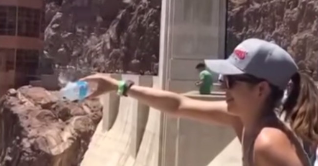 Video: Amazing scene pouring water back up into the sky