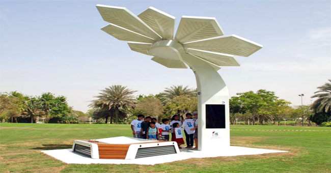 Video: Artificial tree charging phone, free Wi-Fi in Dubai