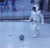 Video: ASIMO robots play football with President Obama