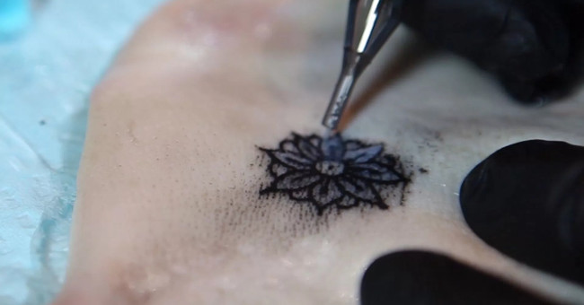 Video: Body reaction makes tattoo permanent
