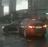 Video: Cars 'ghosts' appear in the middle of a busy highway?
