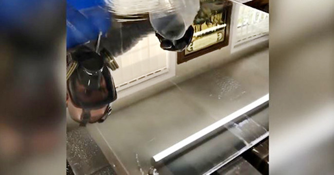Video: Chemistry method turns glass into mirrors for two minutes