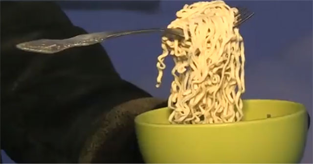Video: Cold to minus 50 ° C, instant noodles lift and freeze immediately