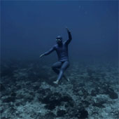 Video: Divers running under the water with speed